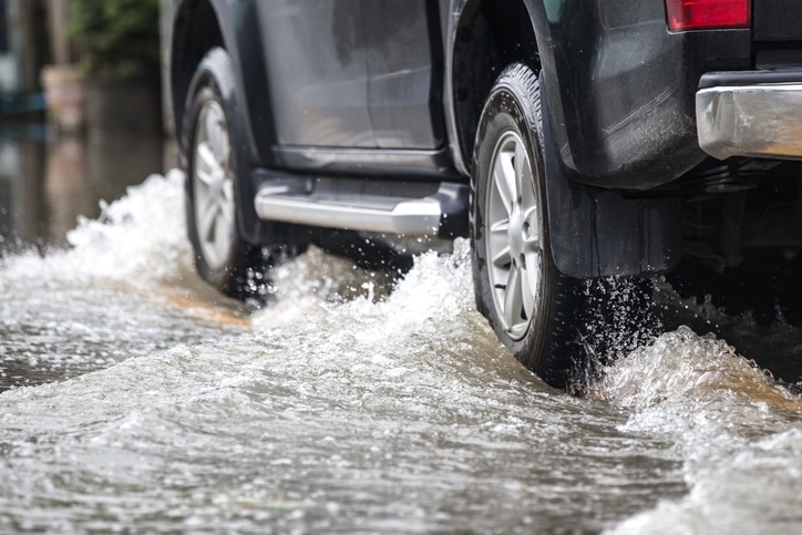 Que faire si votre voiture a été inondée à cause de la pluie - Holts Auto  French
