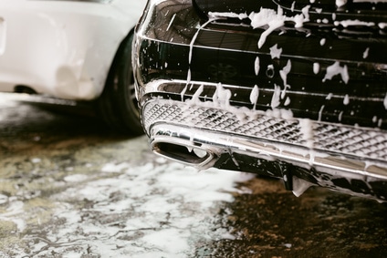 mousse de savon sur une voiture