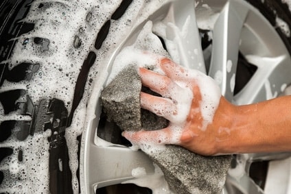 mousse de savon sur une voiture