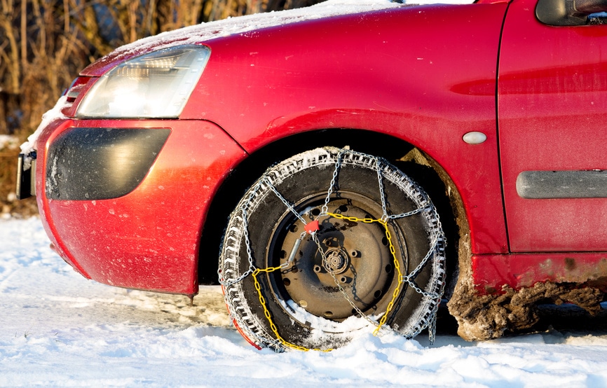 Comment rapidement installer des chaines à neige en toute sécurité