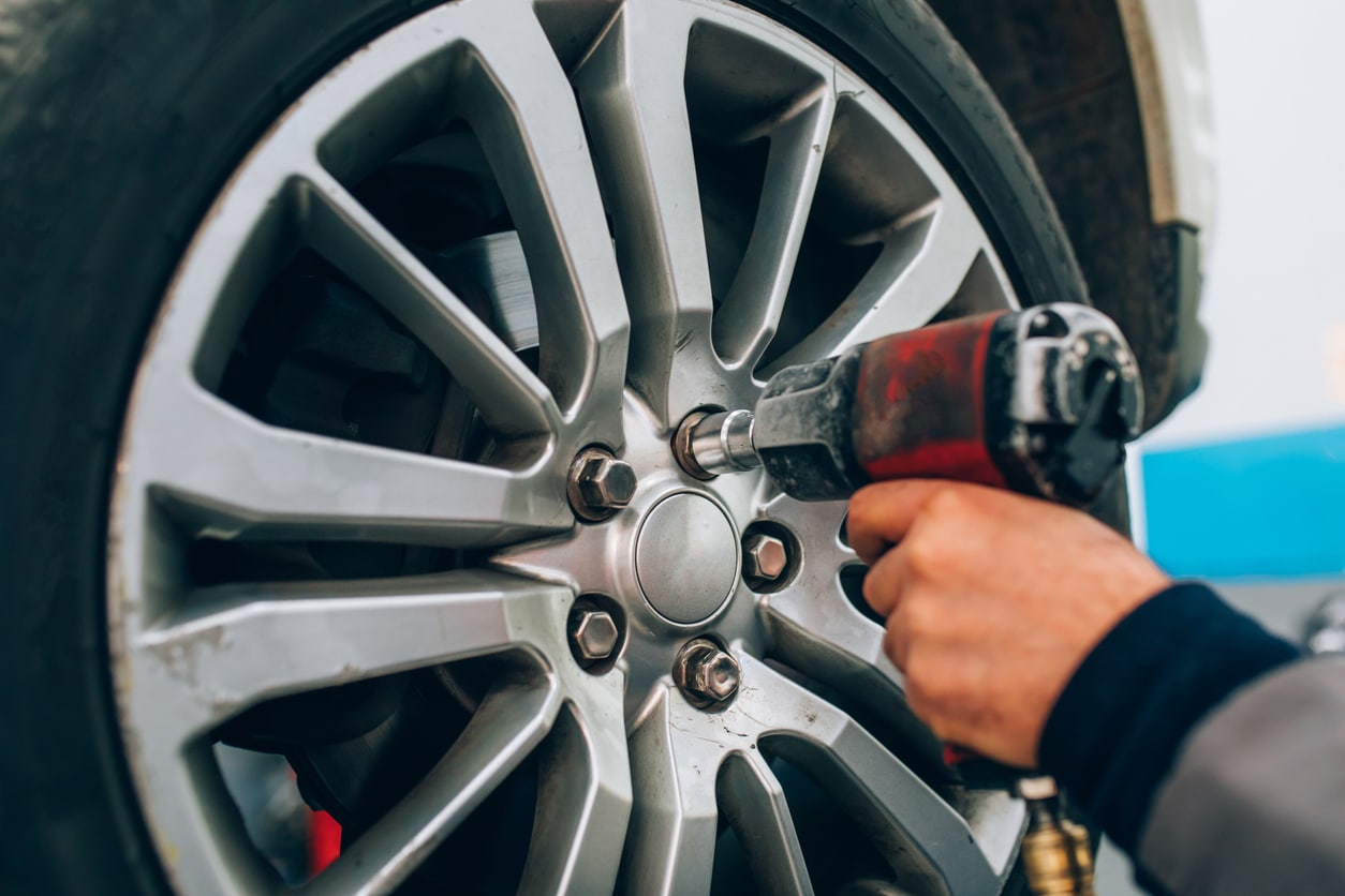 mechanic changing tyre