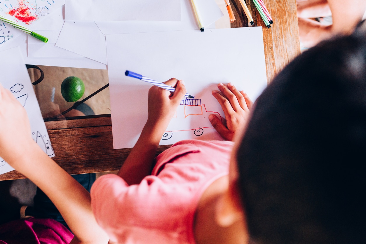 l'enfant dessine un voiture