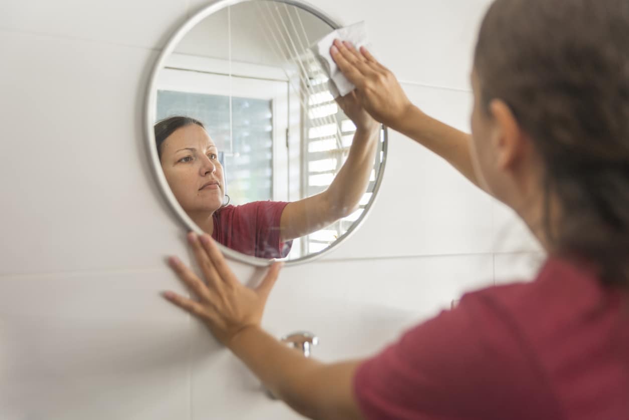 cleaning a mirror